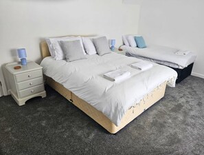 5 bedrooms, WiFi, bed sheets