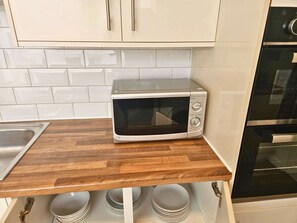 Jääkaappi, mikroaaltouuni, uuni, liesi