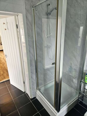 Een douche, handdoeken