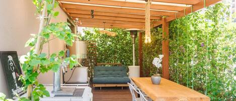 Basic Apartment | Outdoor dining