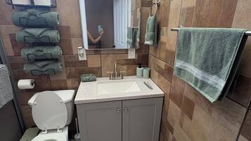 Doccia, asciugacapelli, asciugamani, sapone