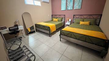 1 soverom, skrivebord, strykejern/-brett og wi-fi (inkludert)