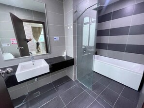 Dusche, Haartrockner, Bidet, Handtücher