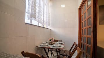 Basic Apartment | Dining