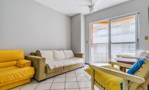 Living area - Apt w/ Balcony 250m Mariscal Beach Cra304 (Bombinhas)