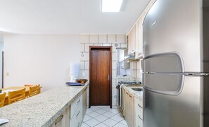 Private kitchen - Apt w/ Balcony 250m Mariscal Beach Cra304 (Bombinhas)