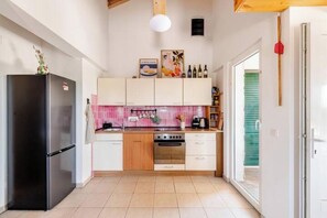 Refrigerador, horno, lavavajillas, cafetera/tetera