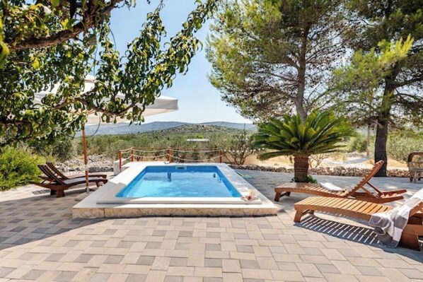 Una piscina techada, una piscina climatizada