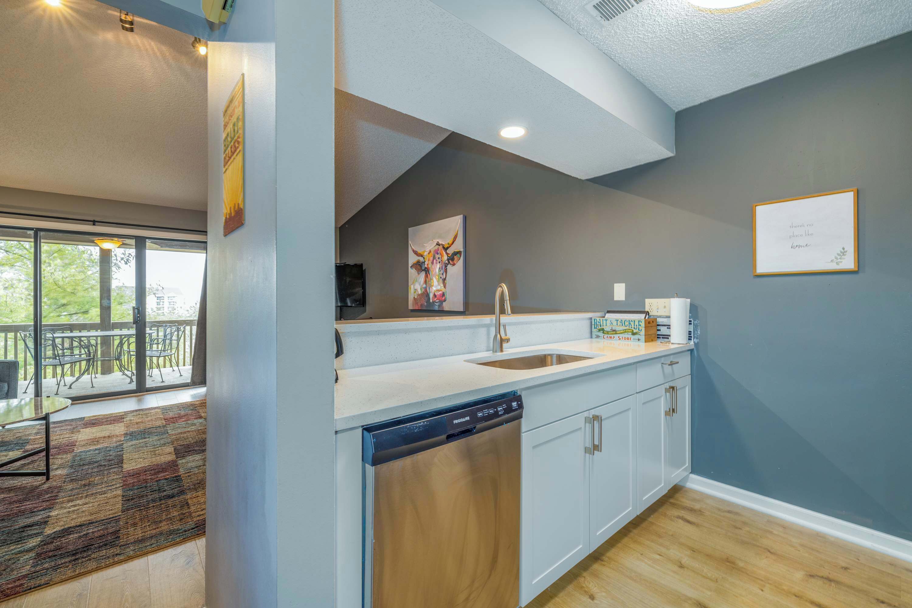 Réfrigérateur, micro-ondes, plaque de cuisson, lave-vaisselle