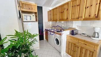 Kühlschrank, Mikrowelle, Geschirrspüler, Toaster