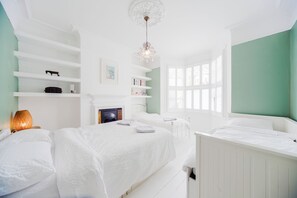 2 bedrooms, desk, iron/ironing board, free WiFi