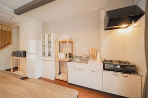 Refrigerador, microondas, parrilla de estufa y utensilios de cocina 