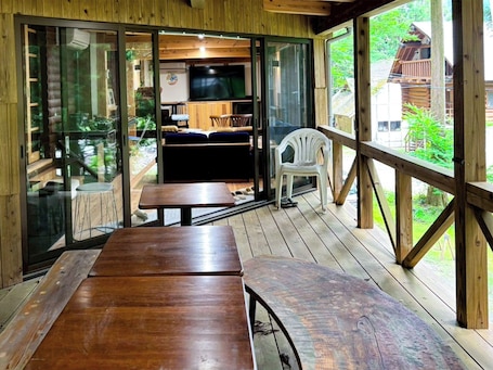 Outdoor dining. Washiki Shiki no Sato Cottage 4 A relaxing holid / Nakagun Tokushima