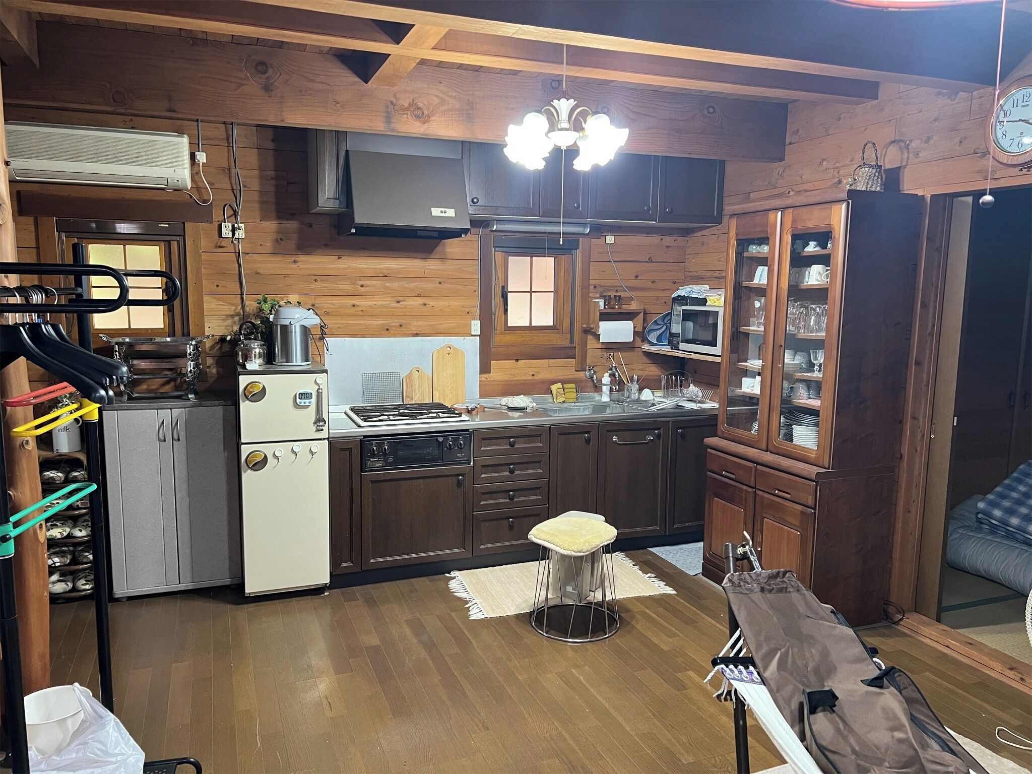 Réfrigérateur, micro-ondes, plaque de cuisson