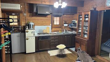 冷蔵庫、電子レンジ、コンロ、調理器具と食器