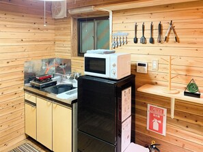 Kühlschrank, Mikrowelle, Herdplatte, Kochgeschirr/Geschirr/Besteck