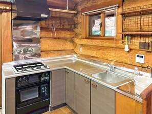 Kühlschrank, Mikrowelle, Herdplatte, Kochgeschirr/Geschirr/Besteck