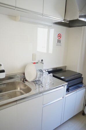 Fridge, microwave, stovetop, cookware/dishes/utensils