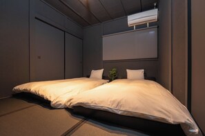 4 bedrooms, iron/ironing board, free WiFi, bed sheets