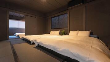 4 bedrooms, iron/ironing board, free WiFi, bed sheets