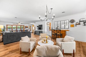 Smart TV, table football - NEW! Hot Tub, Amazing Sunsets, Sleeps 10, 4bd 4ba! (Mooresville)