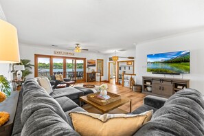 Smart TV, table football - NEW! Hot Tub, Amazing Sunsets, Sleeps 10, 4bd 4ba! (Mooresville)