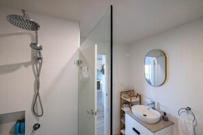 Dusche, Handtücher, Toilettenpapier