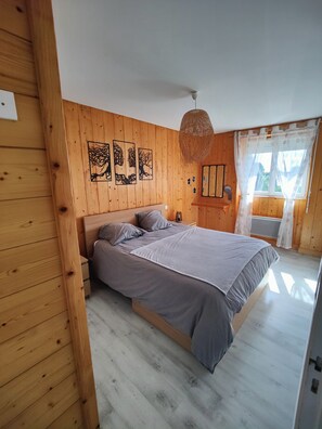 Desk, iron/ironing board, travel cot, WiFi