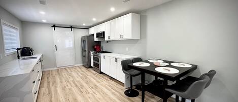 Refrigerador, microondas, horno y parrilla de estufa