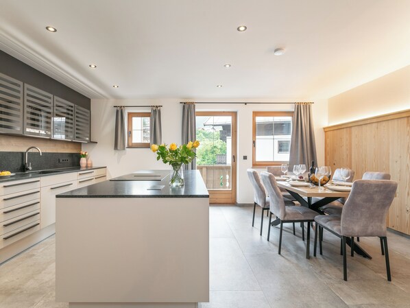 Fridge, microwave, oven, stovetop - Stylish Apartment in the Heart of Kirchberg (Kirchberg in Tirol)