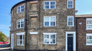 Un bâtiment à deux étages, doté de nombreuses fenêtres et d’une porte.