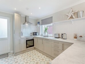 Een vaatwasser, een kinderstoel