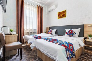 Habitación estándar con 2 camas individuales, vistas al jardín | Ropa de cama de alta calidad, escritorio, camas supletorias