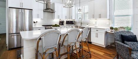 Køleskab, mikrobølgeovn, ovn, kogeplade