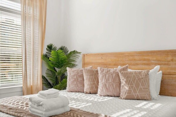 8 habitaciones, escritorio y tabla de planchar con plancha 