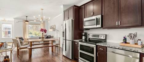 ثلاجة، ميكروويف، فرن، موقد طهي مسطح