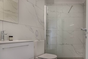 Kostenlose Toilettenartikel, Haartrockner, Handtücher, Toilettenpapier