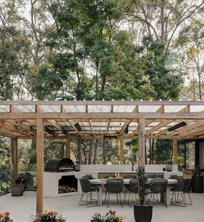 Outdoor dining - Cinque House Luxury Accommodation near Berry/Beach (Coolangatta)