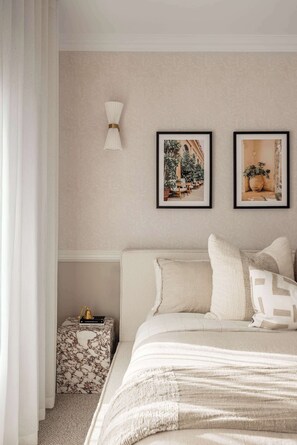 5 bedrooms, iron/ironing board, WiFi, bed sheets