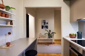 Fridge, oven, stovetop, coffee/tea maker