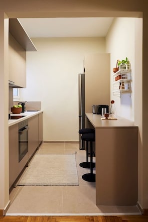 Fridge, oven, stovetop, coffee/tea maker - Phaedrus Living: Kolonaki Crown Residences 2 (Athens)