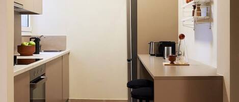 Fridge, oven, stovetop, coffee/tea maker