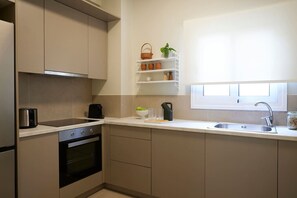 Fridge, oven, stovetop, coffee/tea maker