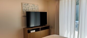 Private Remodeled 2BR driveway parking