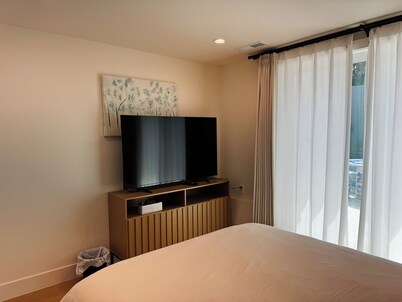 Private Remodeled 2BR driveway parking