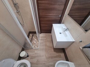 Doccia, asciugacapelli, bidet, asciugamani