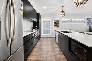 Kjøleskap, mikrobølgeovn, ovn og kokeplater