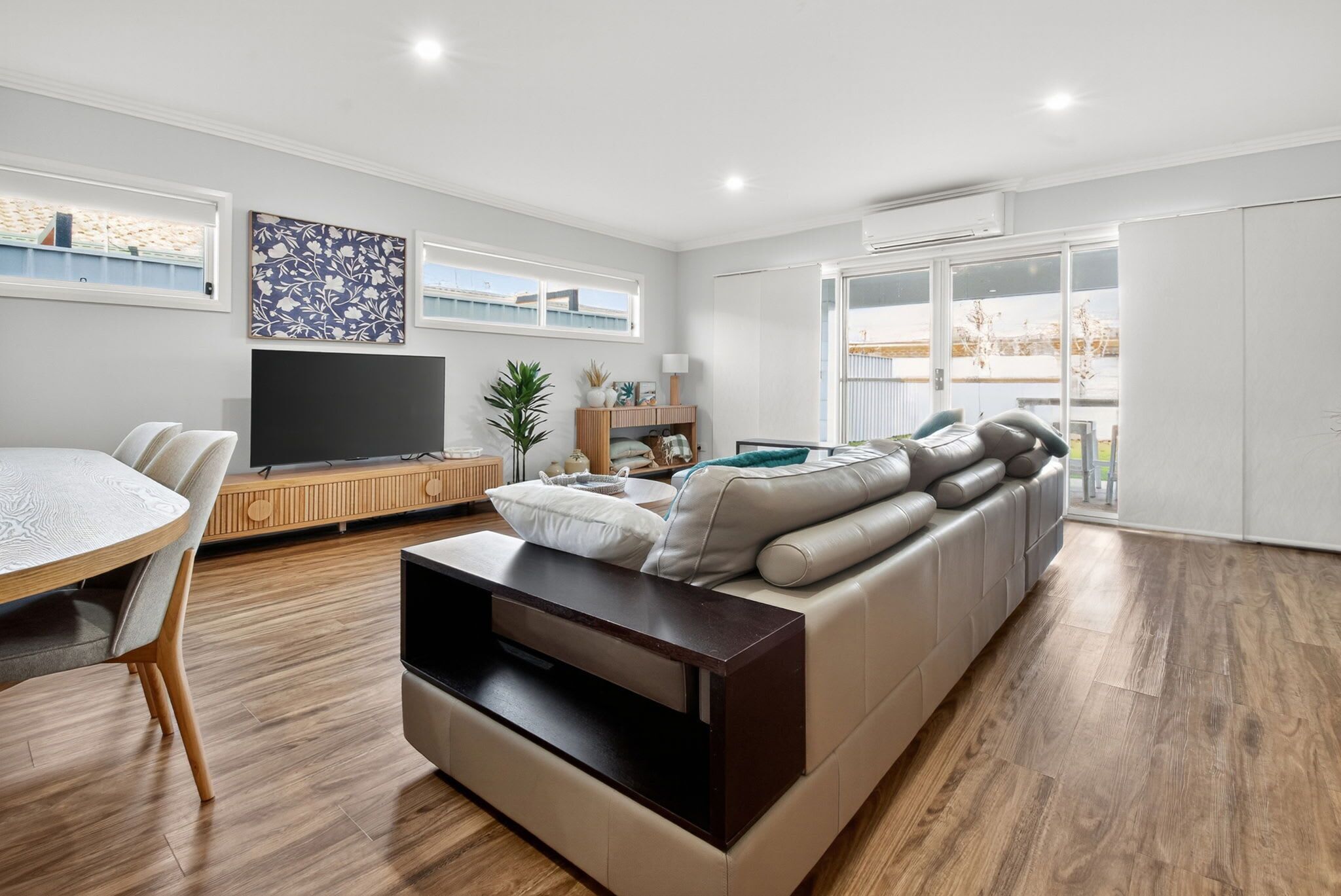 Una televisión, una oficina