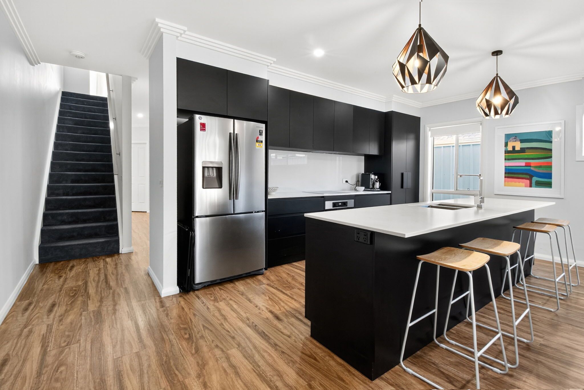 Frigorífico, microondas, horno y placa de cocina