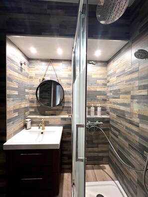 シャワー、ヘアドライヤー、石鹸、トイレットペーパー